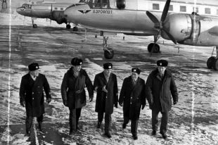 Аэропорт Южно-Сахалинск. Экипаж самолета Ил-14, 1973 год.