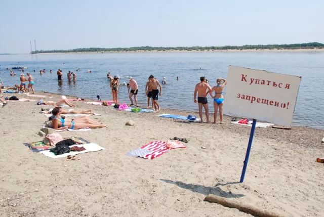 В 30-градусную жару удержаться от купания очень трудно, даже если оно запрещено.