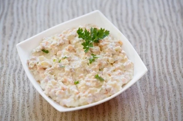 Наибольшую угрозу летом представляют продукты с коротким сроком годности и чувствительные к жаре. В первую очередь — всевозможные салаты и закуски с майонезом.