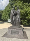 Памятник Петру и Февронии рядом с венчальным храмом и Дворцом бракосочетания..