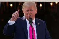 Дональд Трамп угрожал разбомбить Москву и Пекин, если они ввяжутся в боевые действия с Украиной и Тайванем.