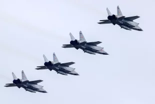 Истребители-перехватчики МиГ-31К ВС РФ с гиперзвуковыми ракетами «Кинжал».