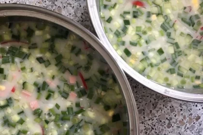 Рецепт окрошки допускает множество вариаций.