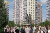 К Знаменскому собору пришли сотни жителей. 