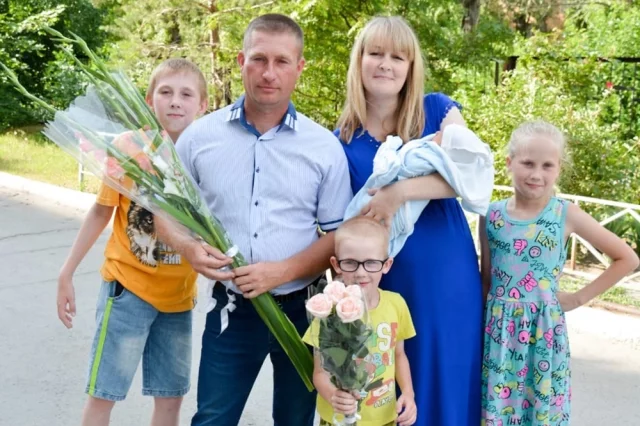 Многодетным всегда сложно собрать на совместное фото всех членов семьи. Часть семьи Ельшанских.