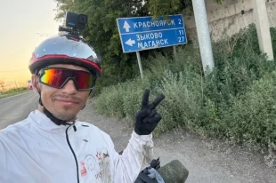 Сибиряк успел совершить жесткое падение с велосипеда, пока ехал до Красноярска - пролетел метров пять, но остался цел.