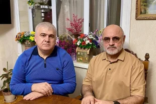 Комментатор (на фото справа) пробыл под арестом восемь месяцев.