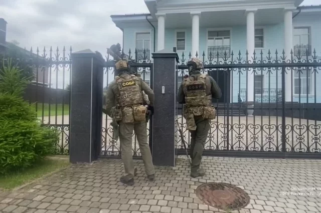 В особняк пришёл СОБР. 
