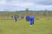 Учёные на пути к палаточному лагерю.