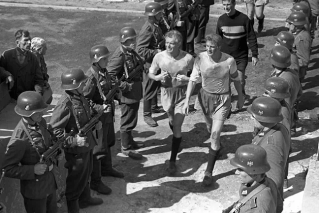 9 августа 1942 года в оккупированном фашистами Киеве состоялся матч-переигровка (после разгрома 5:1) местной команды «Старт», собранной в основном из не успевших покинуть город футболистов киевского «Динамо», и командой «Флакельф», представлявшей сборную солдат и офицеров противовоздушной обороны, а также лётчиков и механиков киевского аэродрома. 