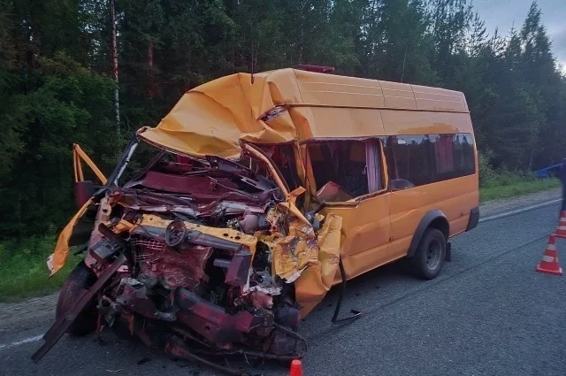В автобусе погибли трое человек - водитель и две пассажирки. 