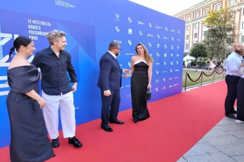 Телеведущая Светлана Бондарчук и Михаил Пореченков.