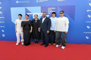 Народный артист России Михаил Пореченков с супругой Ольгой и сыновьями, а также генеральный продюсер фестиваля Оксана Михеева.