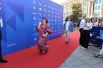 Телеведущая Елена Ищеева с супругом были в хорошем настроении.
