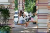 Есть на площадке и популярные в последнее время качели, способные выдержать вес взрослых.
