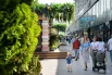 Двухэтажные клумбы и скамейки для отдыха установили на Новом Арбате.