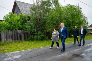 Губернатор Югры прошел по поселках района.