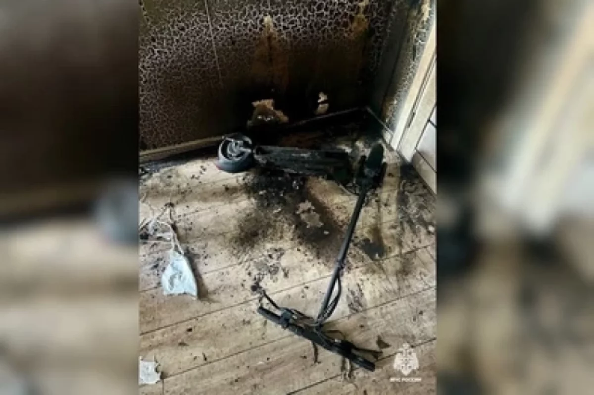 Села батарейка. Эксперт Канаев пояснил, из-за чего взрываются самокаты