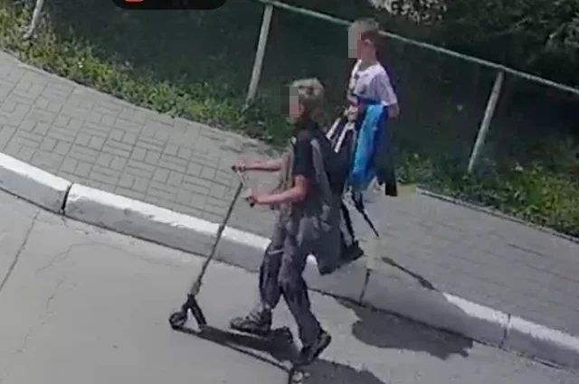 Подростки, которые избили мальчика на футбольной площадке на Родниках в Новосибирске.