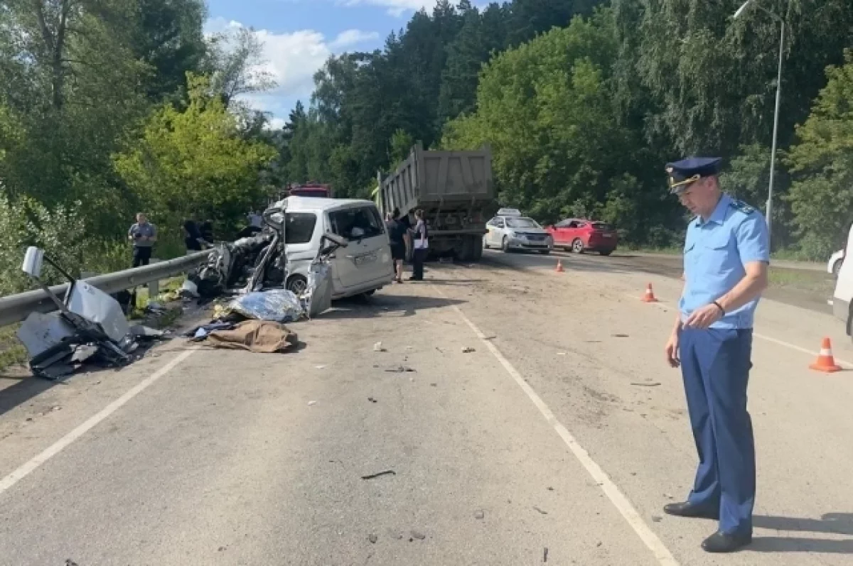 Две женщины и ребенок погибли в аварии у памятника Шишкову на Алтае