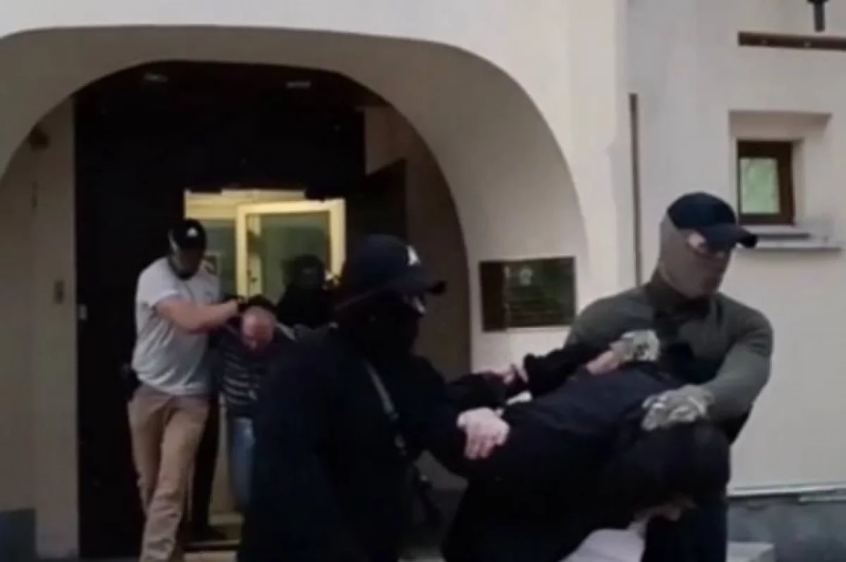 Сотрудники нижегородской полиции организовали незаконную миграцию в аэропорту