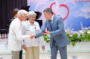 Губернатор вручил памятные знаки супружеским парам, отметившим 50 и более лет совместной жизни