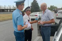 В КБР спасатели раздают водителям воду.