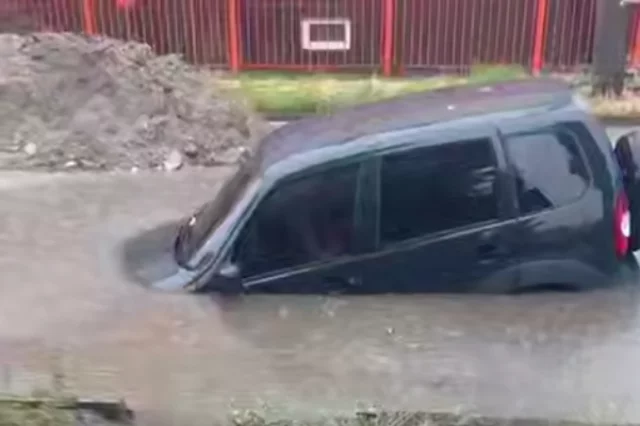 На улице Кешокова затонуло несколько машин.