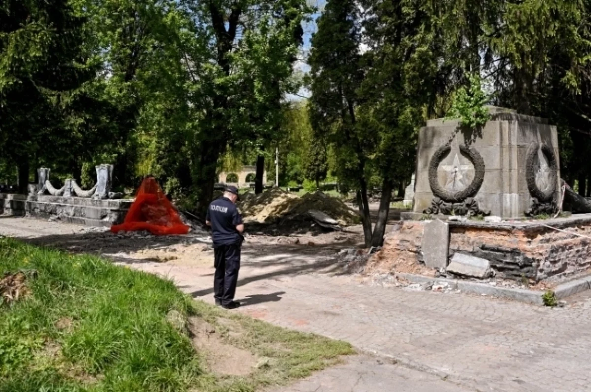«Полная деградация». Мэр Львова меняет тела советских героев на боевиков
