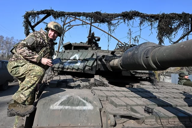 Военнослужащий группировки войск «Север» ВС РФ на подбитом танке М1 «Абрамс» ВСУ.