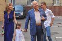 Художественный руководитель МХТ имени А.П.Чехова Олег Табаков с супругой актрисой Мариной Зудиной, сыном Павлом и дочерью Машей перед церемонией празднования своего 75-го юбилея.