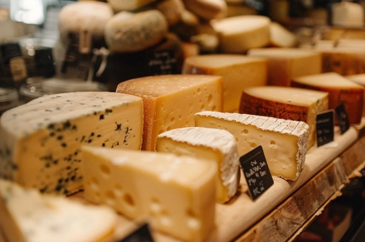 Фермер московской ярмарки помогает бойцам СВО продукцией с семейной сыроварни