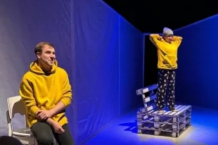 взрослый Даня пытается поговорить со своим восьмилетним «я», но тот не слышит.