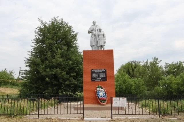 Братская могила советских воинов в селе Гущенка Новооскольсокго района.