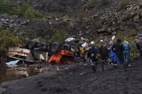 Автобус сорвался с обрыва и перевернулся.