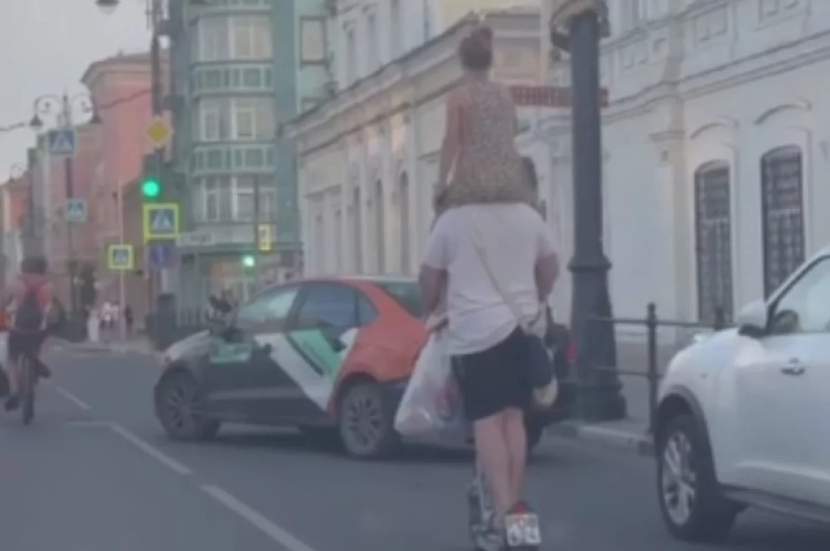 В Самаре разыскивают самокатчика, который ехал по дороге с девочкой на плечах