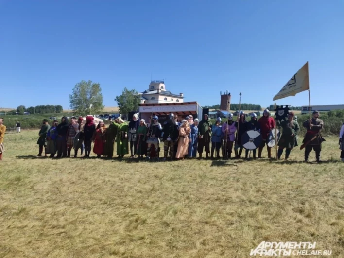 Участники фестиваливаля были одеты в костюмы разных исторических эпох.