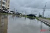 Затоплены парковки на Октябрьском проспекте.
