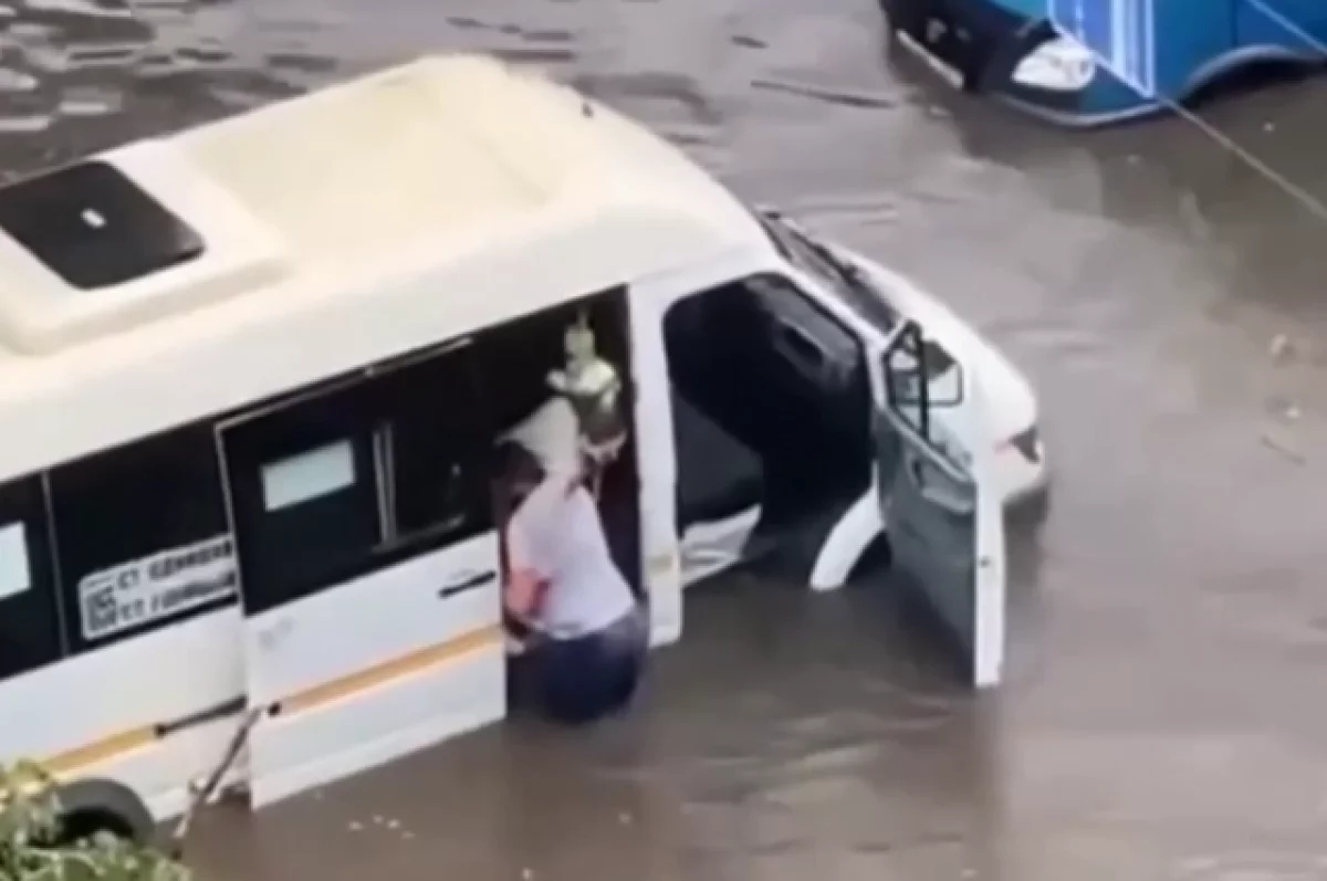 «Герой нашего времени»: Водитель затопленной маршрутки бросил вызов стихии и спас пассажирку