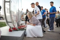 К стихийному мемориалу в память о героическом ребёнке куряне несут мягкие игрушки.