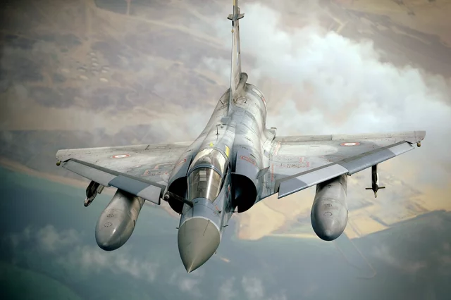 Истребитель Mirage 2000. 