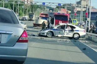 В результате аварии пострадали 4 человека, включая двух сотрудников ДПС