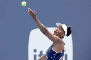 На турнире WTA в Вашингтоне в первом круге Винус Уильямс победила 35-ю ракетку мира Питон Стирнс.