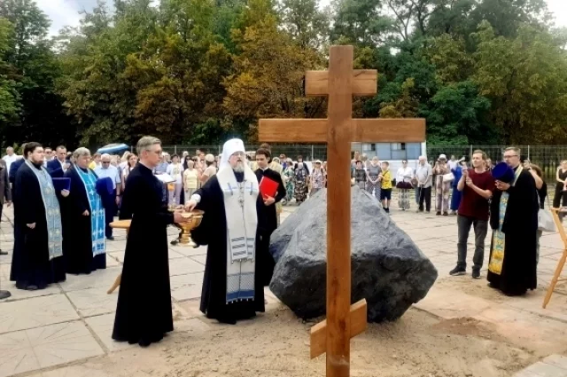 Митрополит Иоанн освятил закладной камень будущего храма. 