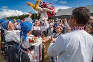 Обряд первого снопа на фестивале «Зажинки» символизирует начало уборки урожая
