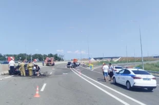 На месте аварии находятся полицейские.