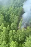 С воздуха видны обломки судна, горящий фюзеляж и столб дыма.