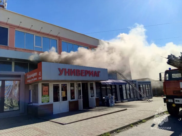 Пламя в ТЦ вспыхнуло около 8:30.