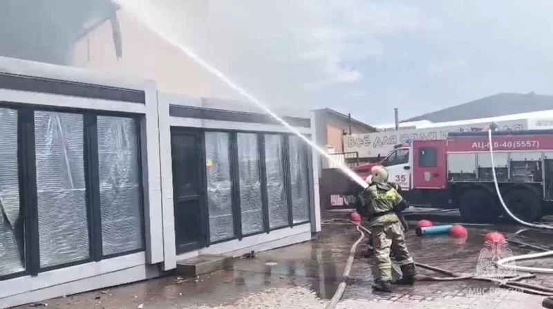 В 12:25 пожарные ликвидировали открытое горение.