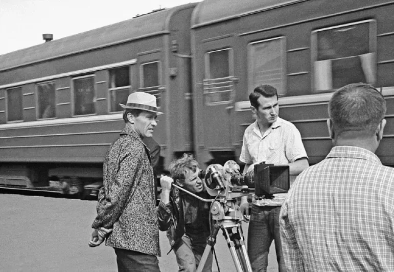 Во время съёмок фильма «Печки-лавочки» на вокзале г. Бийска. 1971 г.